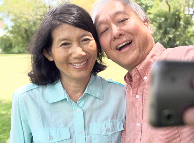 couple-taking-selfie